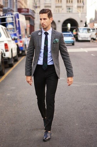 Comment porter une cravate écossaise bleu marine et blanc: Pense à opter pour un blazer en laine gris et une cravate écossaise bleu marine et blanc pour un look pointu et élégant. Assortis ce look avec une paire de chaussures richelieu en cuir noires.