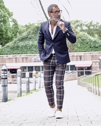 Comment porter une veste pour un style chic decontractés après 50 ans: Associe une veste avec un pantalon chino écossais multicolore pour aller au bureau. Assortis ce look avec une paire de baskets basses en toile blanches.