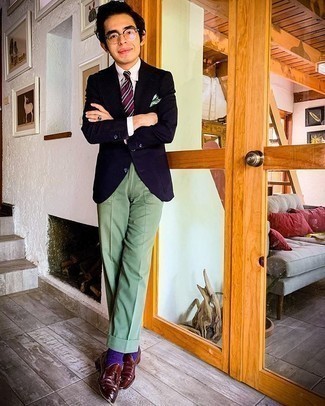 Comment porter des chaussettes violettes: Pense à marier un blazer bleu marine avec des chaussettes violettes pour une tenue idéale le week-end. Complète cet ensemble avec une paire de mocassins à pampilles en cuir bordeaux pour afficher ton expertise vestimentaire.