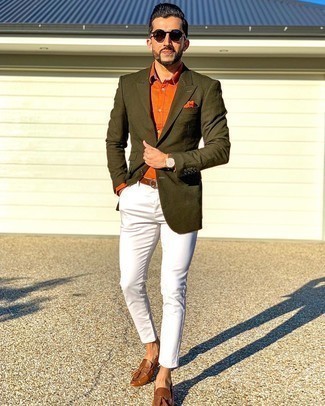 Comment porter une pochette de costume orange: Pense à marier un blazer olive avec une pochette de costume orange pour un look idéal le week-end. Complète cet ensemble avec une paire de mocassins à pampilles en cuir marron pour afficher ton expertise vestimentaire.