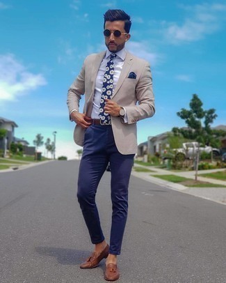 Comment porter une cravate à fleurs bleu marine: Harmonise un blazer beige avec une cravate à fleurs bleu marine pour un look classique et élégant. Une paire de mocassins à pampilles en cuir marron est une option génial pour complèter cette tenue.