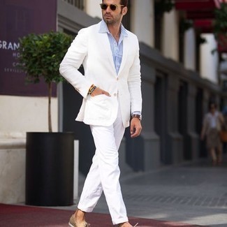 Comment porter un blazer blanc: Pense à porter un blazer blanc et un pantalon chino blanc pour aller au bureau. Tu veux y aller doucement avec les chaussures? Termine ce look avec une paire de chaussures bateau en daim beiges pour la journée.