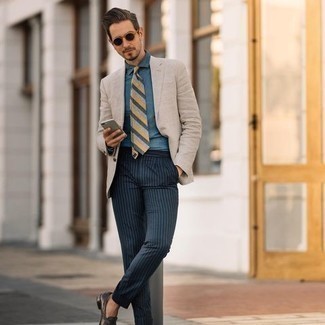 Comment s'habiller après 40 ans en été: Associer un blazer beige avec un pantalon chino à rayures verticales bleu marine est une option judicieux pour une journée au bureau. Transforme-toi en bête de mode et fais d'une paire de slippers en cuir marron foncé ton choix de souliers. On trouve cette tenue sublime pour l'été.