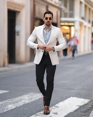 Comment porter un blazer blanc: Opte pour un blazer blanc avec un pantalon chino bleu marine pour aller au bureau. D'une humeur créatrice? Assortis ta tenue avec une paire de slippers en cuir marron.