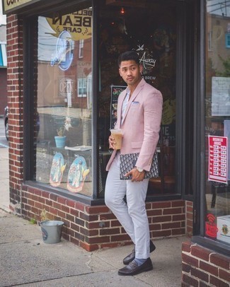 Comment porter un blazer rose: Pense à marier un blazer rose avec un pantalon chino blanc pour aller au bureau. Une paire de slippers en cuir marron foncé est une façon simple d'améliorer ton look.