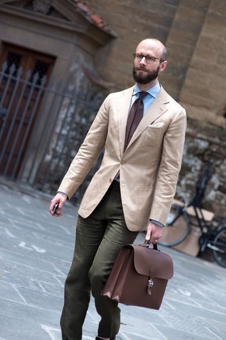 Comment porter une cravate géométrique marron foncé quand il fait chaud: Opte pour un blazer beige avec une cravate géométrique marron foncé pour une silhouette classique et raffinée.