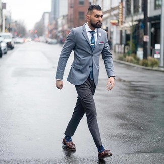 Comment porter une cravate bleu canard: Pense à opter pour un blazer bleu clair et une cravate bleu canard pour dégager classe et sophistication. Assortis ce look avec une paire de mocassins à pampilles en cuir marron.