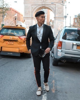 Une chemise de ville à porter avec des slippers beiges pour un style chic decontractés: Porte une chemise de ville et un pantalon chino noir si tu recherches un look stylé et soigné. Transforme-toi en bête de mode et fais d'une paire de slippers beiges ton choix de souliers.