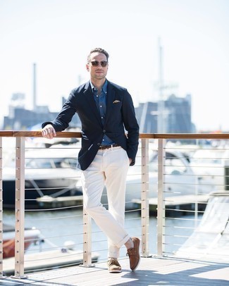 Comment porter des chaussures bateau en cuir: Porte un blazer bleu marine et un pantalon chino blanc pour un look idéal au travail. Une paire de chaussures bateau en cuir apporte une touche de décontraction à l'ensemble.