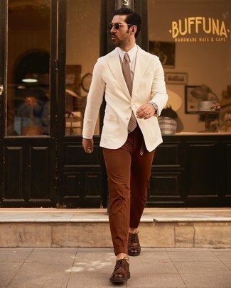 Comment porter un pantalon chino marron: Harmonise un blazer beige avec un pantalon chino marron pour achever un look habillé mais pas trop. Une paire de chaussures derby en cuir marron est une façon simple d'améliorer ton look.