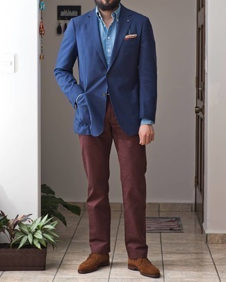 Comment porter un blazer bleu marine: Pense à harmoniser un blazer bleu marine avec un pantalon chino marron pour achever un look habillé mais pas trop. Cet ensemble est parfait avec une paire de bottines chukka en daim marron.