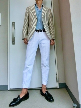 Comment porter un blazer à rayures verticales beige: Pense à associer un blazer à rayures verticales beige avec un pantalon chino blanc pour créer un look chic et décontracté. Rehausse cet ensemble avec une paire de mocassins à pampilles en cuir noirs.