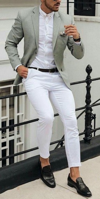 Comment porter un blazer vert menthe: Harmonise un blazer vert menthe avec un pantalon chino blanc pour un look idéal au travail. Complète cet ensemble avec une paire de slippers en cuir noirs pour afficher ton expertise vestimentaire.