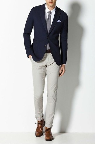 Comment porter une cravate grise pour un style chic decontractés: Opte pour un blazer bleu marine avec une cravate grise pour un look pointu et élégant. Mélange les styles en portant une paire de bottines chukka en cuir marron.