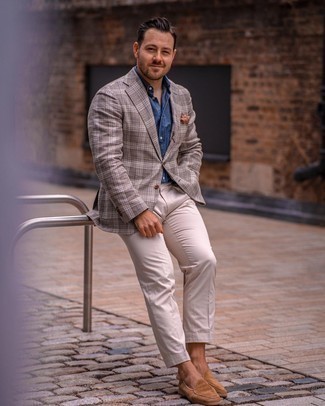 Comment porter des slippers marron clair: Harmonise un blazer écossais gris avec un pantalon chino beige pour achever un look habillé mais pas trop. Apportez une touche d'élégance à votre tenue avec une paire de slippers marron clair.