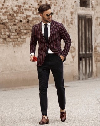 Comment porter une cravate en tricot noire: Associe un blazer à rayures verticales noir avec une cravate en tricot noire pour un look classique et élégant. Cette tenue est parfait avec une paire de mocassins à pampilles en cuir marron foncé.