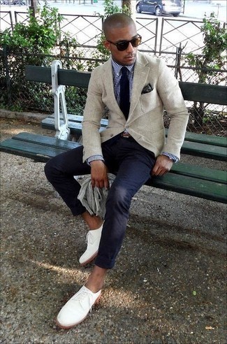 Comment porter une écharpe grise: Essaie de marier un blazer en laine beige avec une écharpe grise pour un look confortable et décontracté. Jouez la carte classique pour les chaussures et termine ce look avec une paire de chaussures derby en toile blanches.