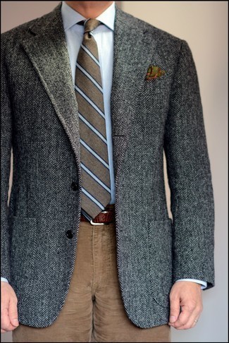 Comment porter une pochette de costume olive: Choisis un blazer en laine à chevrons gris foncé et une pochette de costume olive pour un look confortable et décontracté.