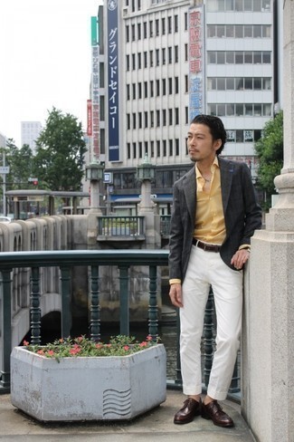 Un blazer à porter avec un pantalon chino blanc: Harmonise un blazer avec un pantalon chino blanc si tu recherches un look stylé et soigné. Une paire de chaussures derby en cuir marron foncé apportera une esthétique classique à l'ensemble.