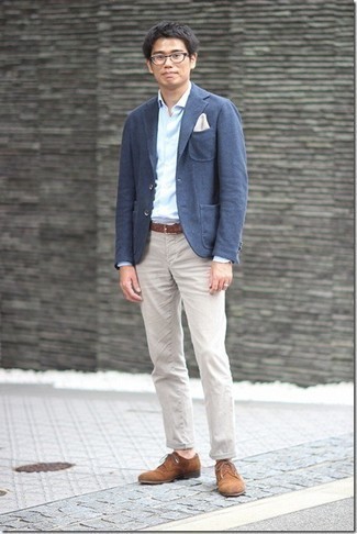 Comment porter un blazer en laine bleu marine: Associe un blazer en laine bleu marine avec un pantalon chino gris pour créer un look chic et décontracté. D'une humeur créatrice? Assortis ta tenue avec une paire de chaussures derby en daim marron.