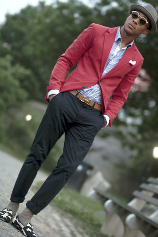 Comment porter une ceinture en cuir beige: Choisis pour le confort dans un blazer rouge et une ceinture en cuir beige. Apportez une touche d'élégance à votre tenue avec une paire de slippers en toile imprimés noirs et blancs.