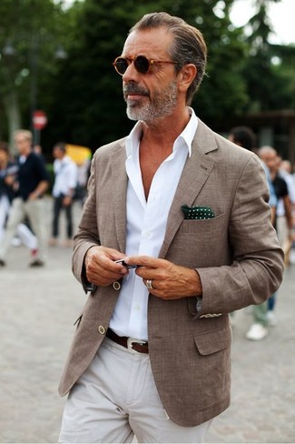 Comment porter une pochette de costume á pois olive: Pense à marier un blazer marron avec une pochette de costume á pois olive pour un look confortable et décontracté.