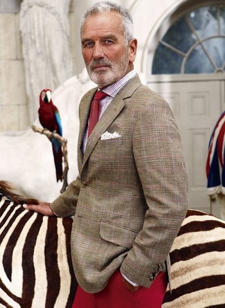 Comment porter une cravate en laine rouge: Pense à marier un blazer écossais marron clair avec une cravate en laine rouge pour un look classique et élégant.