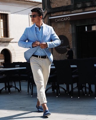 Comment porter un pantalon chino beige: Choisis un blazer bleu clair et un pantalon chino beige pour un look idéal au travail. Jouez la carte décontractée pour les chaussures et termine ce look avec une paire de mocassins en daim bleu marine.