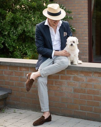 Comment porter un chapeau beige: Essaie d'harmoniser un blazer bleu marine avec un chapeau beige pour une tenue idéale le week-end. Une paire de slippers en daim marron foncé ajoutera de l'élégance à un look simple.