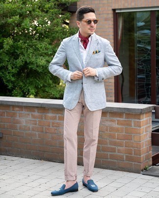 Comment porter un blazer en lin gris: Marie un blazer en lin gris avec un pantalon chino à rayures verticales rose pour prendre un verre après le travail. Une paire de slippers en toile brodés bleu marine est une façon simple d'améliorer ton look.