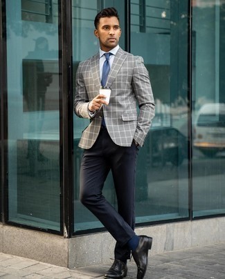 Comment porter une cravate bleu marine quand il fait chaud à 30 ans: Pense à associer un blazer écossais gris avec une cravate bleu marine pour une silhouette classique et raffinée. Cette tenue se complète parfaitement avec une paire de chaussures richelieu en cuir noires.