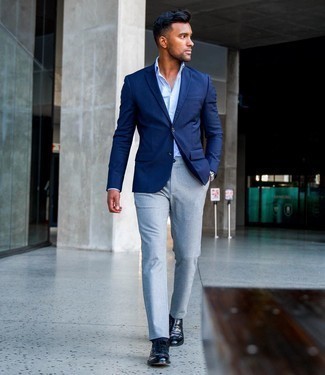 Comment porter des slippers en cuir bleu marine: Harmonise un blazer bleu marine avec un pantalon chino gris pour créer un look chic et décontracté. Apportez une touche d'élégance à votre tenue avec une paire de slippers en cuir bleu marine.
