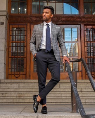 Comment porter une cravate bleu marine pour un style chic decontractés en été: Opte pour un blazer écossais gris avec une cravate bleu marine pour un look pointu et élégant. Une paire de slippers en cuir noirs est une option astucieux pour complèter cette tenue. Cette tenue est juste super et estivale comme il faut.