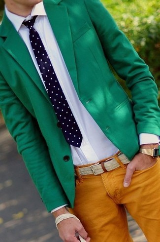 Comment porter une ceinture en toile marron clair: Porte un blazer vert et une ceinture en toile marron clair pour une tenue idéale le week-end.