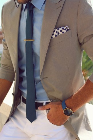 Comment porter une montre en cuir bleue: Choisis pour le confort dans un blazer beige et une montre en cuir bleue.