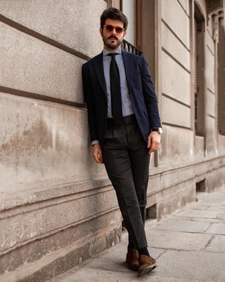 Comment porter des chaussures richelieu: Essaie d'associer un blazer bleu marine avec un pantalon de costume gris foncé pour un look pointu et élégant. Cette tenue se complète parfaitement avec une paire de chaussures richelieu.