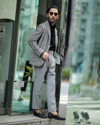 Comment porter un blazer à rayures verticales gris: Pense à associer un blazer à rayures verticales gris avec un pantalon de costume gris pour un look classique et élégant. Cet ensemble est parfait avec une paire de slippers en cuir noirs.