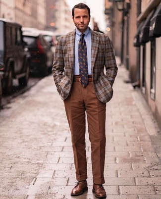 Comment porter un blazer en laine écossais marron: Harmonise un blazer en laine écossais marron avec un pantalon de costume marron pour dégager classe et sophistication. Une paire de chaussures brogues en cuir marron est une option génial pour complèter cette tenue.