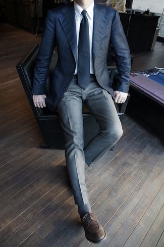 Comment porter un pantalon de costume gris: Choisis un blazer à carreaux bleu marine et un pantalon de costume gris pour un look classique et élégant. Une paire de chaussures derby en cuir marron est une option parfait pour complèter cette tenue.