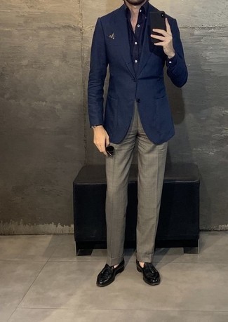Comment s'habiller pour un style elégantes: Choisis un blazer bleu marine et un pantalon de costume gris pour dégager classe et sophistication. Complète ce look avec une paire de mocassins à pampilles en cuir noirs.