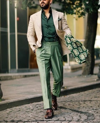 Comment porter des mocassins à pampilles en cuir marron foncé: Choisis un blazer beige et un pantalon de costume vert pour un look pointu et élégant. Assortis ce look avec une paire de mocassins à pampilles en cuir marron foncé.