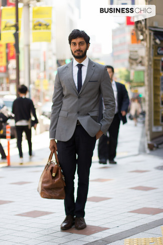 Des chaussures derby à porter avec un blazer gris pour un style elégantes à 30 ans: Associe un blazer gris avec un pantalon de costume noir pour un look pointu et élégant. Une paire de chaussures derby est une option astucieux pour complèter cette tenue.
