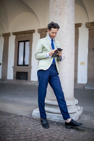 Comment porter une cravate bleue: Associe un blazer beige avec une cravate bleue pour dégager classe et sophistication. D'une humeur créatrice? Assortis ta tenue avec une paire de chaussures derby en cuir noires.