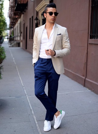 Comment porter un pantalon de costume avec des tennis: Pense à harmoniser un blazer beige avec un pantalon de costume pour un look pointu et élégant. D'une humeur créatrice? Assortis ta tenue avec une paire de tennis.