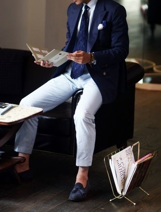 Comment porter une cravate imprimée bleue: Essaie d'harmoniser un blazer bleu marine avec une cravate imprimée bleue pour un look classique et élégant. Cette tenue se complète parfaitement avec une paire de mocassins à pampilles en daim bleu marine.