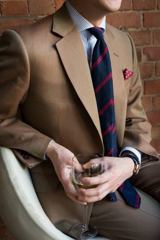 Comment porter une cravate à rayures horizontales bleu marine et blanc pour un style elégantes à 30 ans: Porte un blazer marron et une cravate à rayures horizontales bleu marine et blanc pour dégager classe et sophistication.