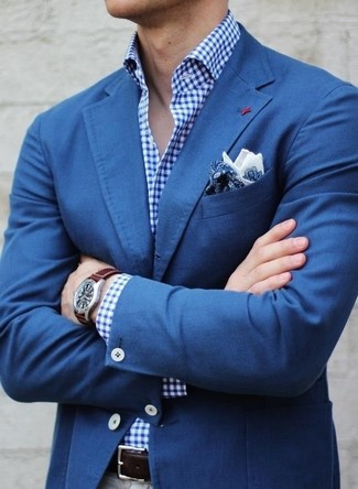 Comment porter une pochette de costume imprimée blanc et bleu: Pense à marier un blazer bleu avec une pochette de costume imprimée blanc et bleu pour un look idéal le week-end.