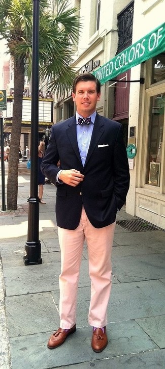 Comment porter un pantalon de costume rose: Fais l'expérience d'un style classique avec un blazer bleu marine et un pantalon de costume rose. Assortis ce look avec une paire de mocassins à pampilles en cuir marron.