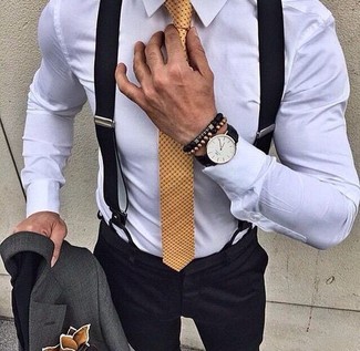 Tenue: Blazer gris foncé, Chemise de ville blanche, Pantalon de costume noir, Cravate á pois jaune