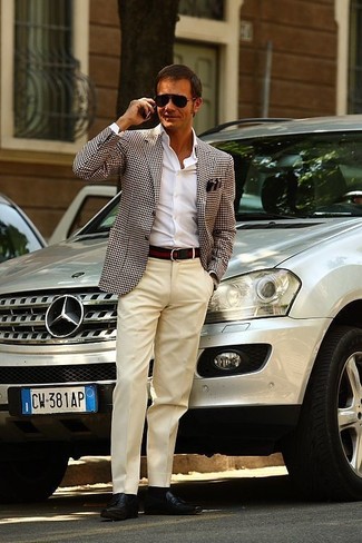 Un pantalon de costume à porter avec un blazer blanc et bleu marine: Choisis un blazer blanc et bleu marine et un pantalon de costume pour un look pointu et élégant. Assortis ce look avec une paire de slippers en cuir marron.